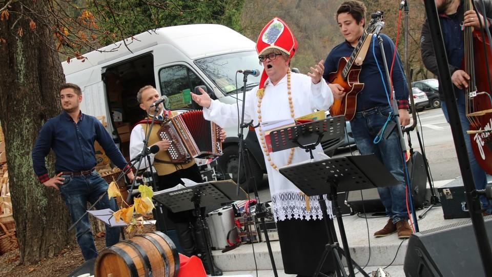Odposlanec boga vina je krstil letošnjo letino vina na prenovljeni kamniški tržnici