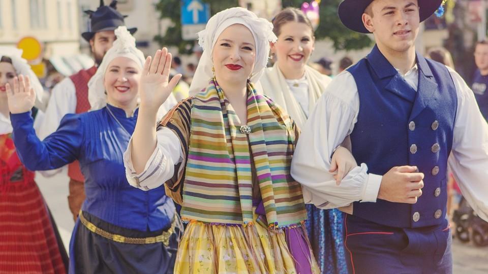 Program 48. Dnevov narodnih noš in oblačilne dediščine