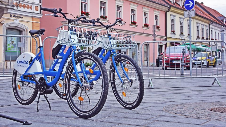 Kamnik stopa po poti trajnosti