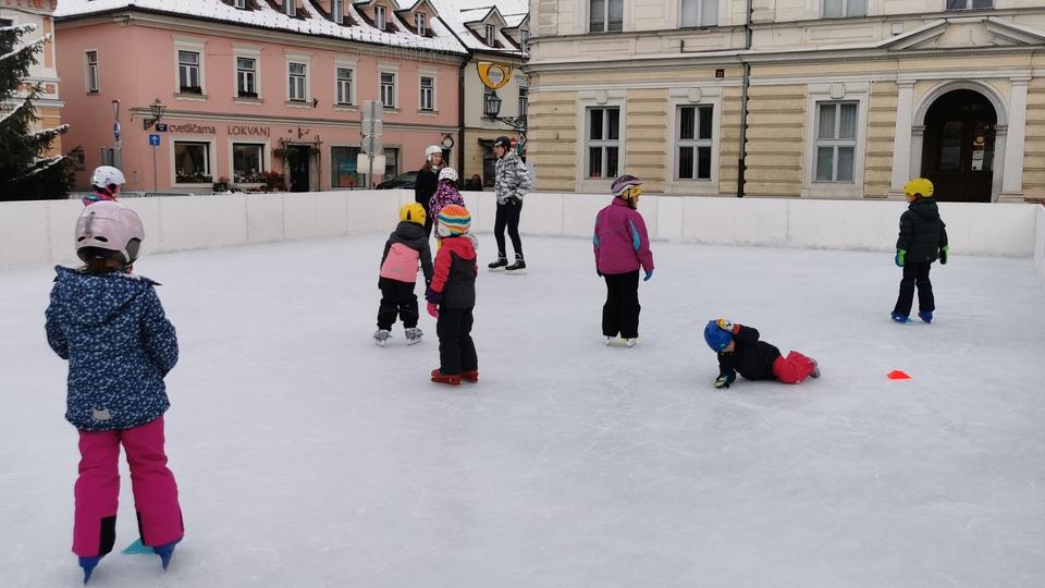 Zaradi velikega zanimanja drsališče ostaja v centru Kamnika