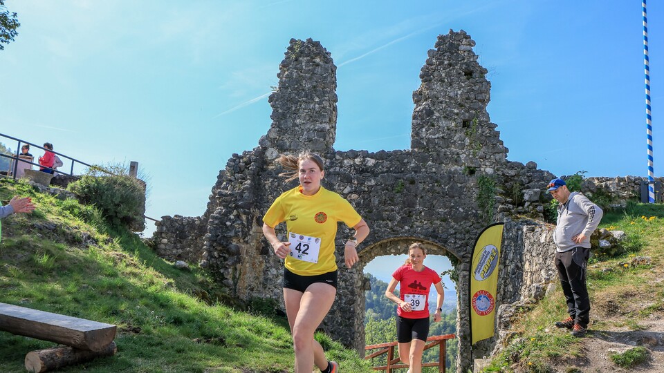 Naslovna fotografija za: Na teku na Stari grad zmagala Tadej Serdinšek (AD Olimpik) in Nuša Mali(AD Kronos), državna prvaka sta  Jan Žiga Novak (AK Olimpija) in Klara Močnik (KGT Papež)