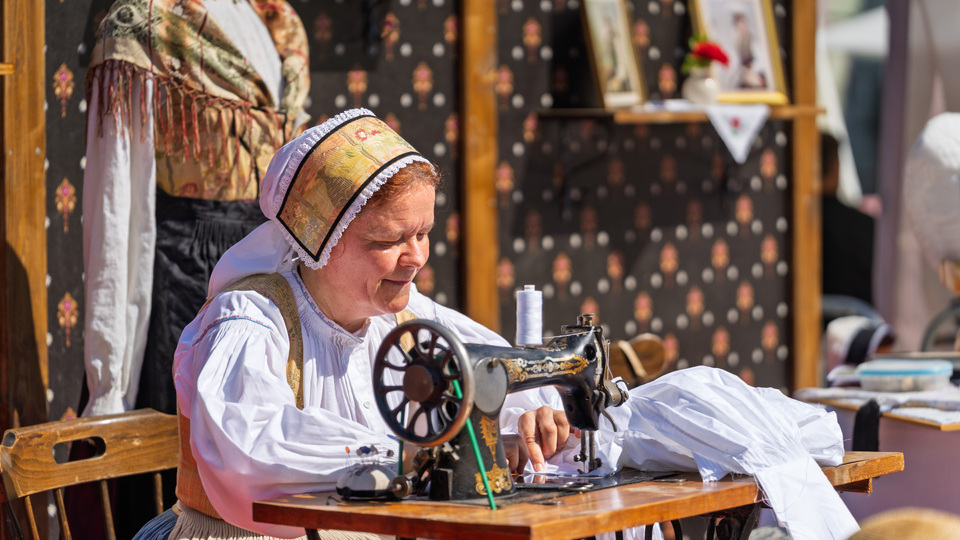 Naslovna fotografija za: 53. Dnevi narodnih noš: sobota v znamenju domače obrti, folklore, zgodb in glasbe