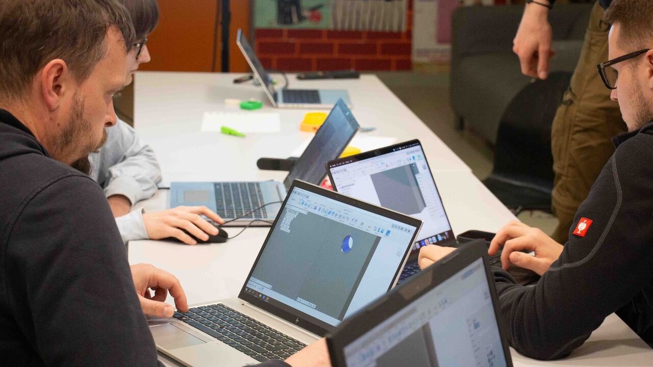 Delavnica 3D tiska in dela z laserskim rezalnikom / za mlade