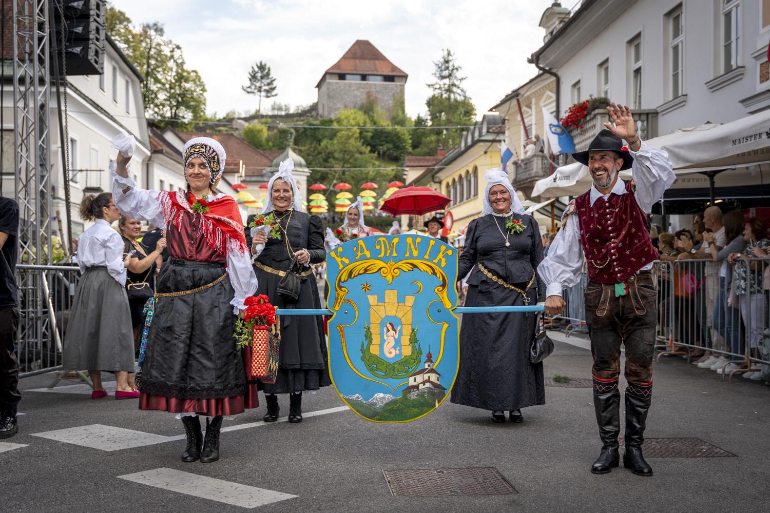 Dan velikega praznovanja s tradicionalno povorko narodnih noš – uspešno zaključeni 52. Dnevi narodnih noš in oblačilne dediščine v Kamniku