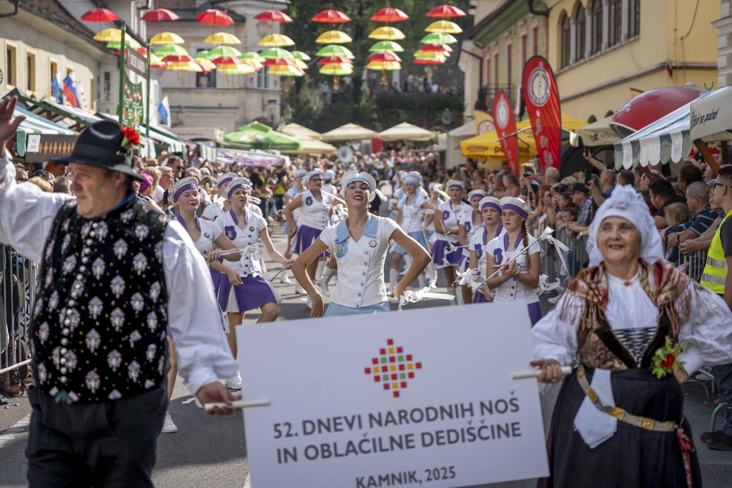Dan velikega praznovanja s tradicionalno povorko narodnih noš – uspešno zaključeni 52. Dnevi narodnih noš in oblačilne dediščine v Kamniku
