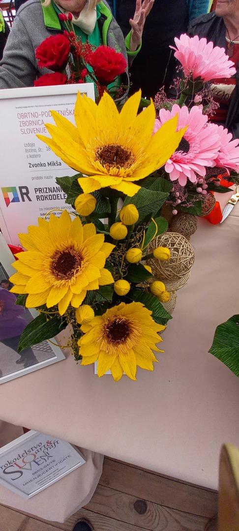 Rumeni šopki na prireditvi Cvetoča jesen v Tuhinjski dolini